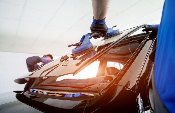 Professioneller Frontscheibenwechsel — Glasarbeiten bei Olympic Sport Cars